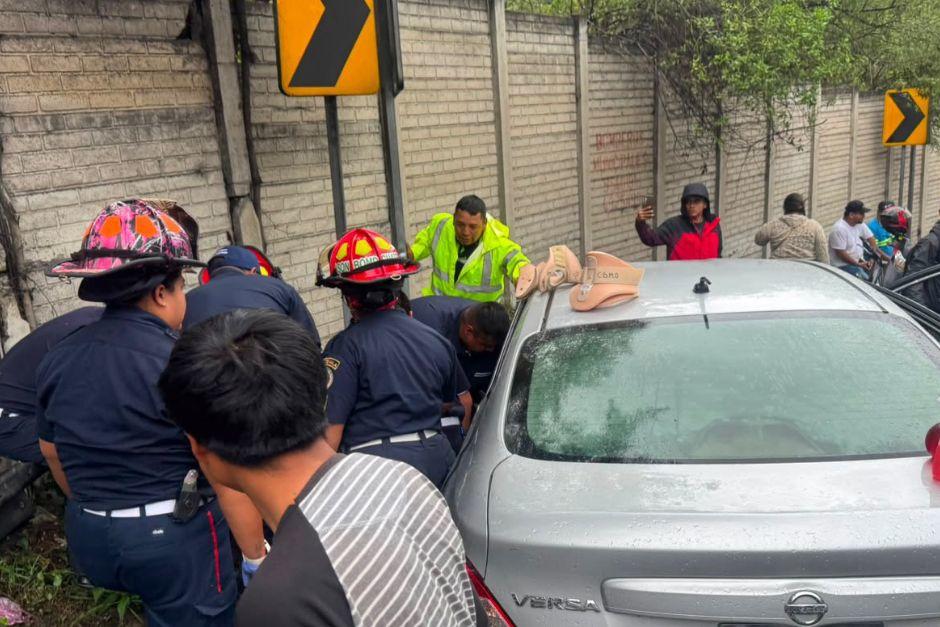 Tres personas fueron rescatadas del interior del transporte al empotrarse. (Foto vía: Bomberos Municipales Departamentales)
