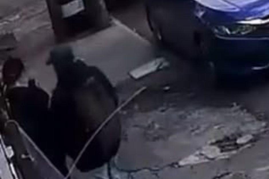El robo se perpetuo en plena vía pública la tarde del 11 de julio. (Foto: captura de video)