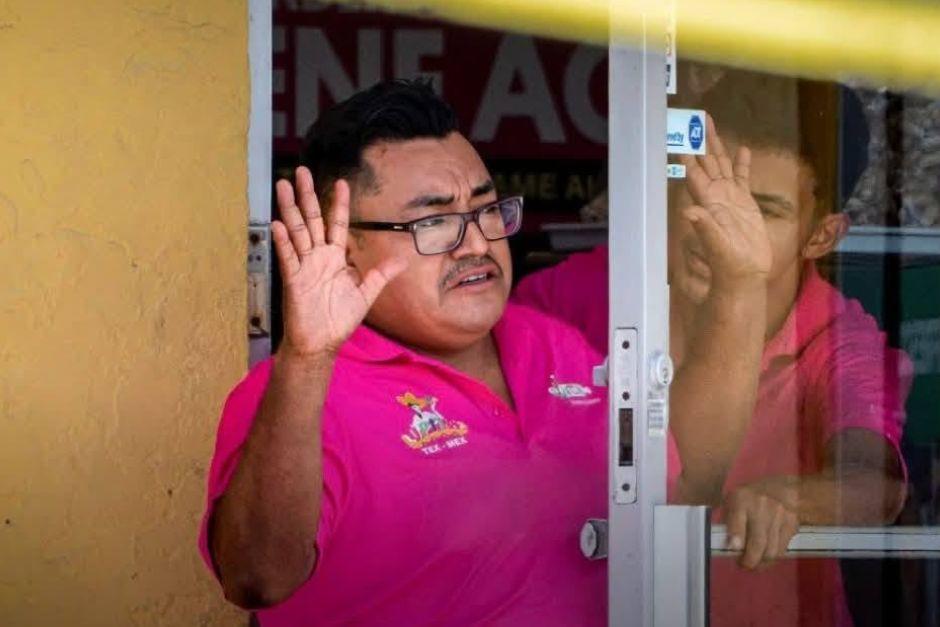 El guatemalteco fue arrestado e intimidado frente a su familia y clientes de su panadería. (Foto vía: The Palm Beach Post) 