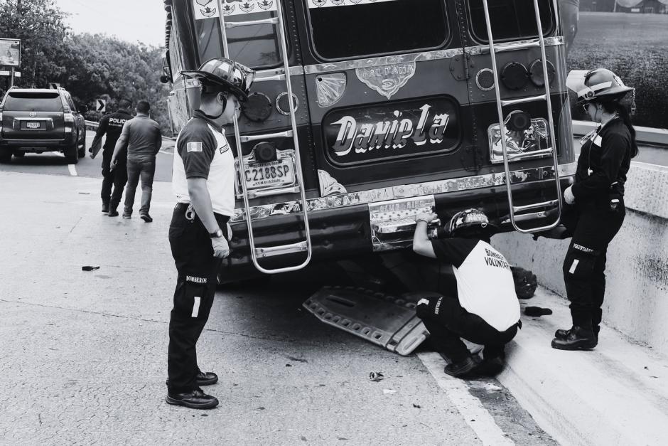 Elementos de los Bomberos Voluntarios acuden al lugar del accidente ocurrido en el Trébol de Vista Hermosa, para atender a la víctima del accidente. (Foto: Bomberos Voluntarios/Soy502)