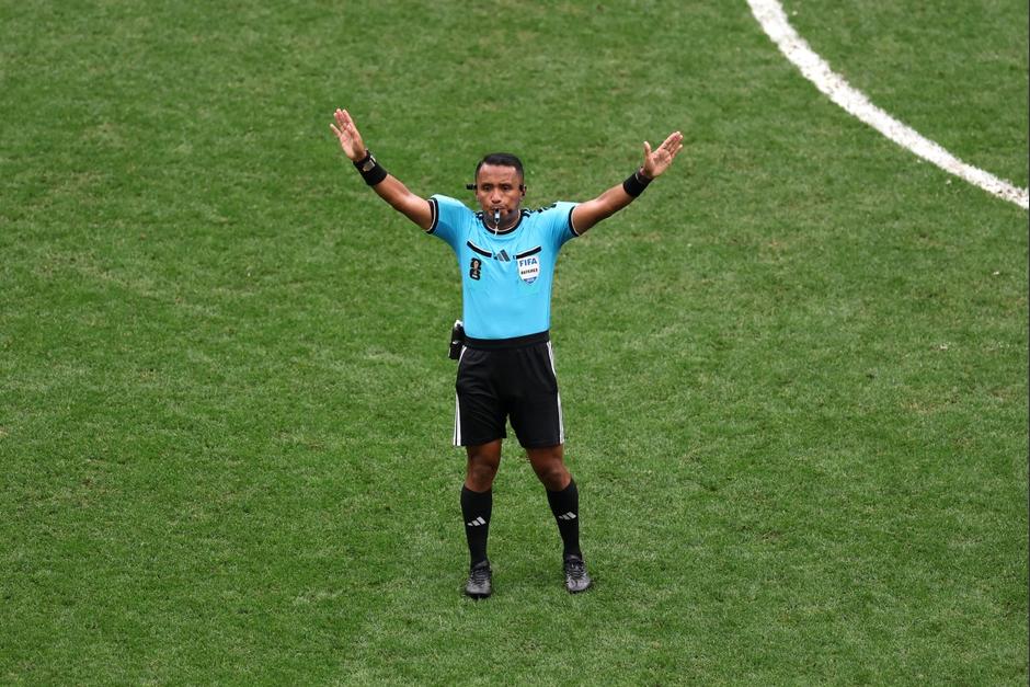 Iván Arcides Barton Cisneros, árbitro salvadoreño, es internacional desde 2018. (Foto: AFP) 