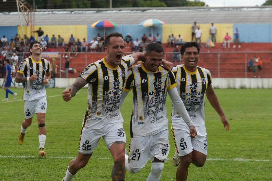 Carlos Flores (27) marcó el gol de la clasificación aurinegra en el estadio Municipal de Santa Lucía. (Foto: Deportes Bantrab)