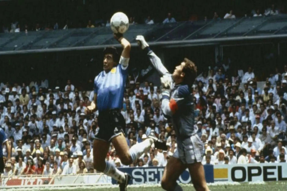 La "Mano de Dios" de Diego Maradona marcó para siempre la rivalidad entre Argentina e Inglaterra en los Mundiales. (Foto: redes sociales)