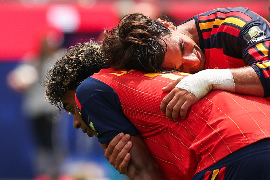 Ferran celebrando el triunfo español con Lamine, su compañero del Barsa. (Foto: AFP)