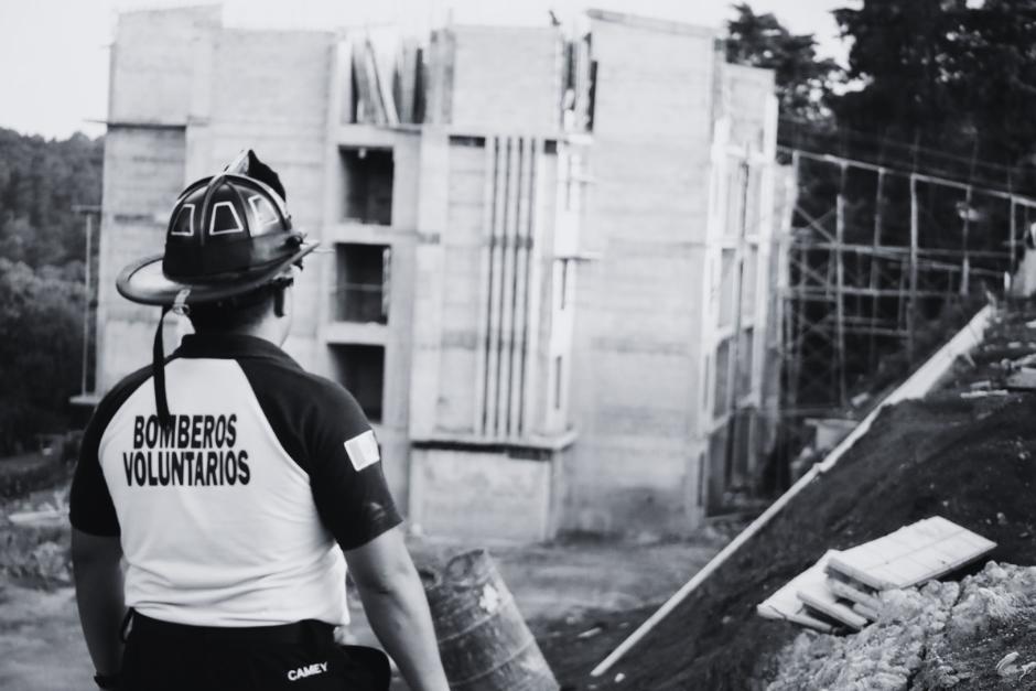 Socorristas dieron a conocer que un hombre falleció al caer de un quinto piso en Fraijanes. (Foto: Bomberos Voluntarios/Soy502)