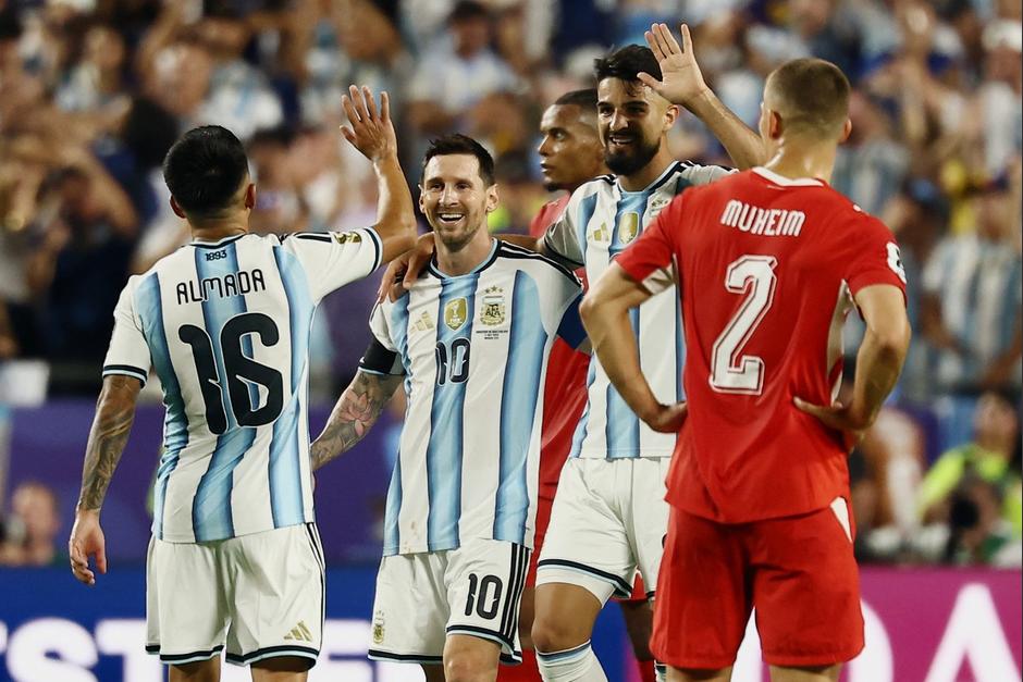 Argentina promedia el 55% de posesión del balón mientras que Inglaterra registra un 52%. (Foto: AFP)