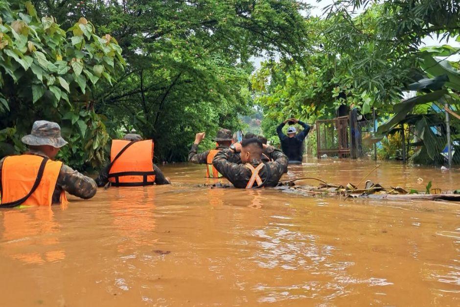 Personal militar atendió la emergencia, donde realizaron operaciones de evacuación y ayuda humanitaria. (Foto: Ejército de Guatemala)