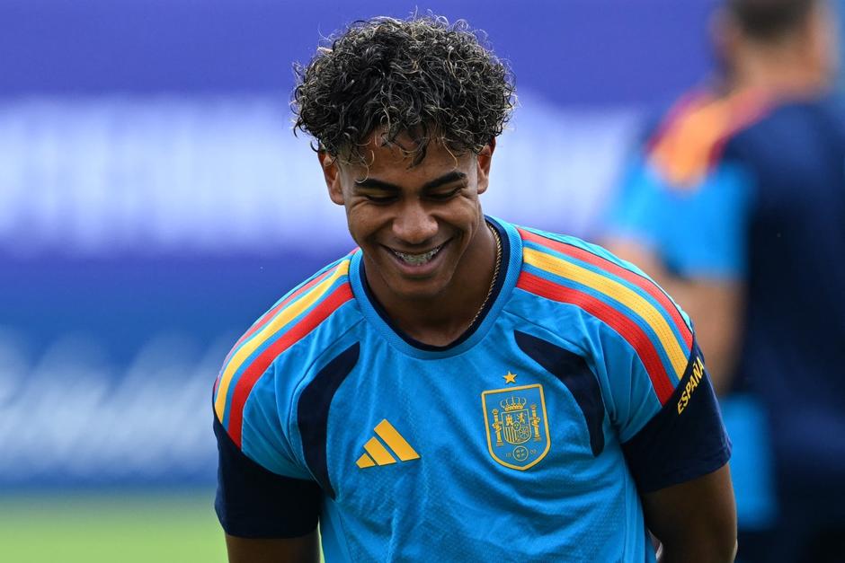 Lamine Yamal, durante su cumpleaños 19 en el entrenamiento de España, este lunes en Dallas. (Foto: AFP)