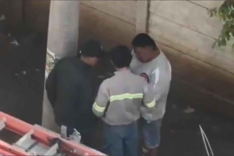 Los hombres cometieron el asalto y huyeron del lugar. (Foto: captura de video)