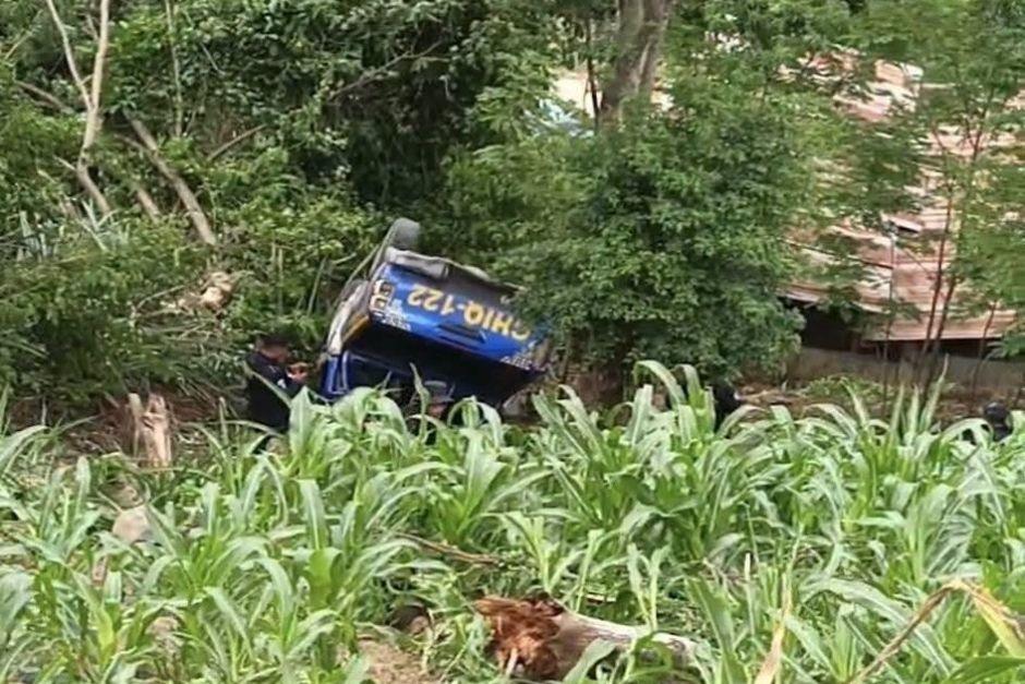 Una patrulla de la Policía Nacional Civil (PNC) cayó en un barranco este martes en Chiquimula. (Foto: Redes sociales)