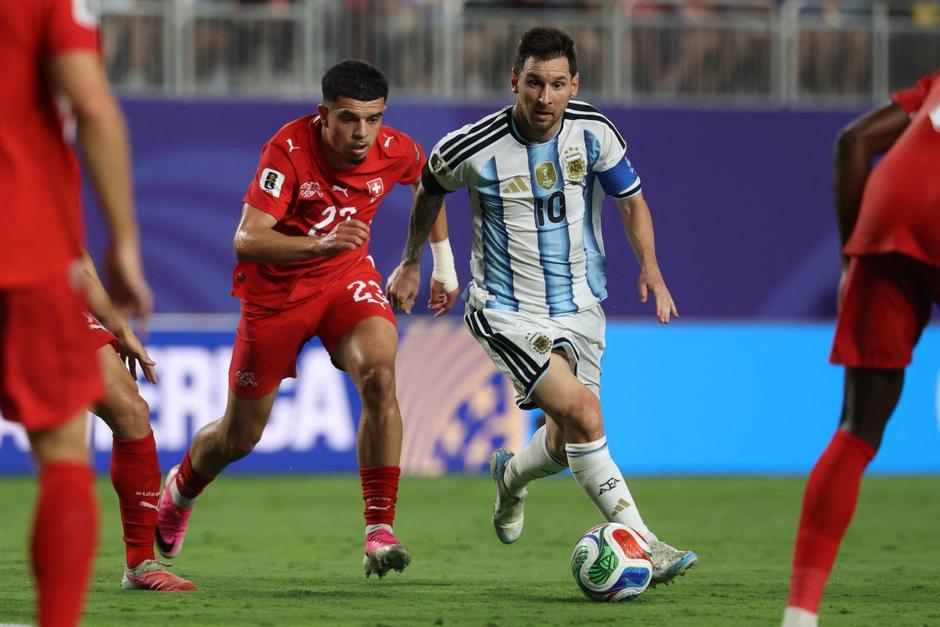 El juego entre Argentina e Inglaterra será dirigido por el árbitro marroquí Ismail Elfath. (Foto: AFP)