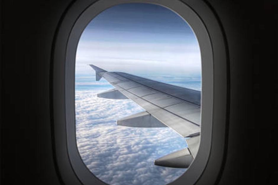 Cuando la ventanilla se rompió, el pasajero fue empujado parcialmente hacia afuera del avión debido a la presión. (Foto ilustrativa: iStock)