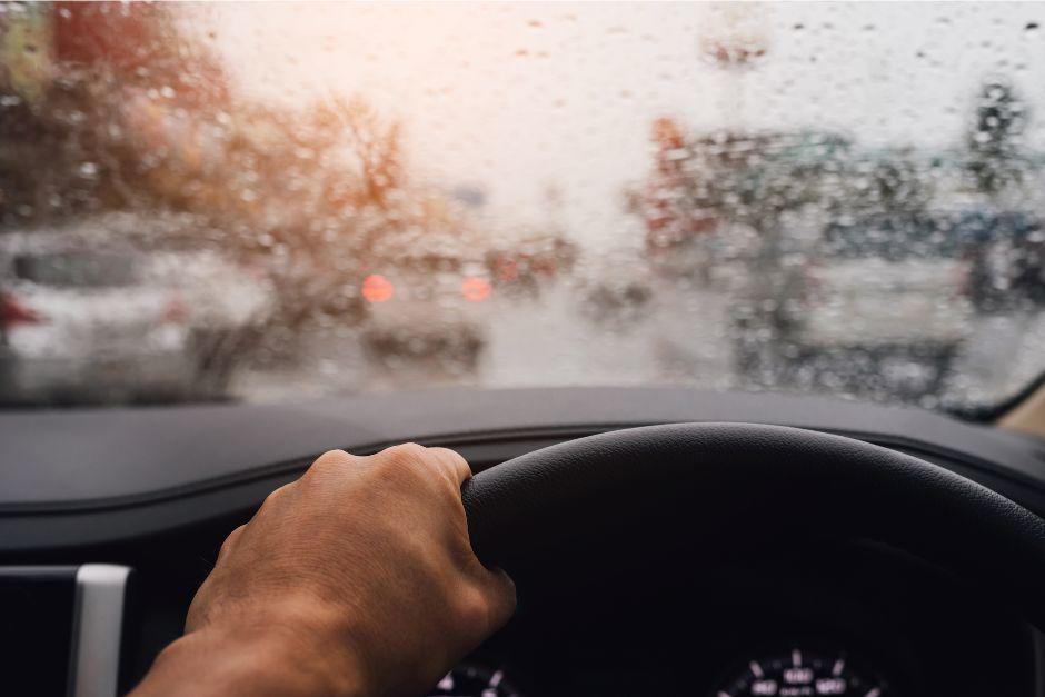 Conducir bajo la lluvia exige más precaución y control al volante. (Foto: Shutterstock)