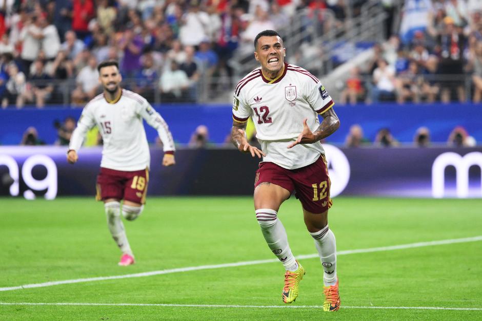Pedro Porro festeja luego de marcar el 2-0 para los españoles, que les dio bastante tranquilidad de cara a conseguir el boleto a la final. (Foto: AFP)
