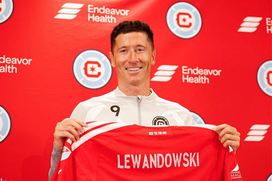 "Lewy" posó con los colores de su nuevo equipo en la MLS. (Foto: AFP)