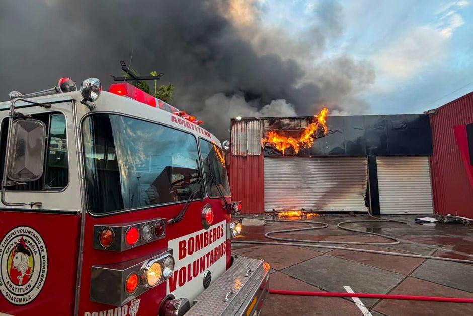El incendio consumió un comercio la mañana de este martes. (Foto: Luxtor Guatemala)