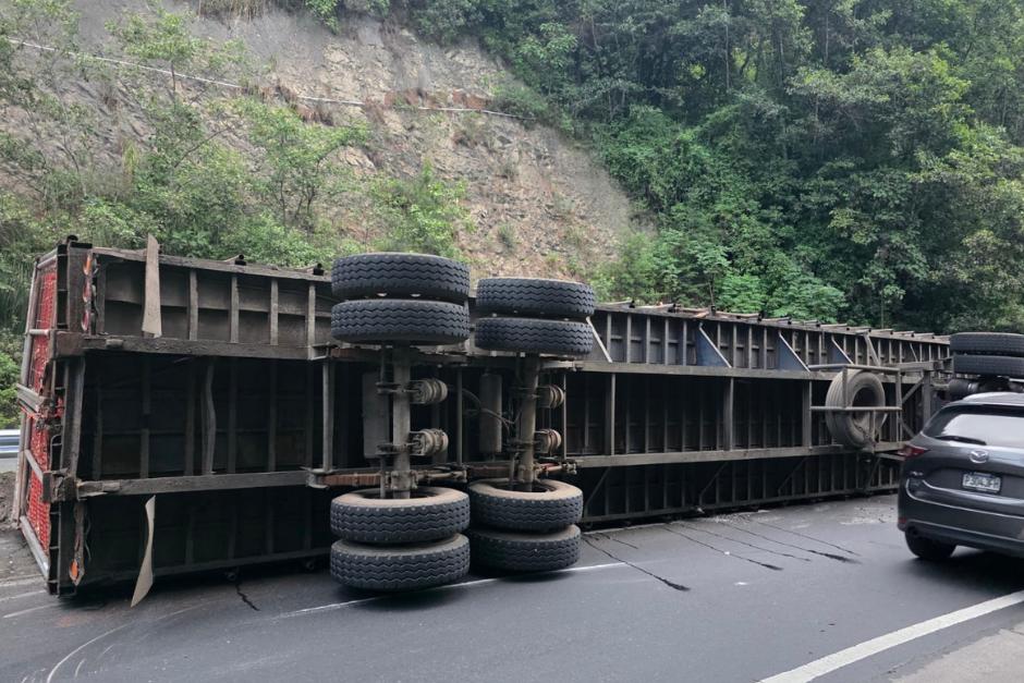 Bomberos permanecieron en el lugar luego de atender al piloto del transporte debido a que líquidos inflamados quedaron derramados en la cinta asfáltica. (Foto: ASONBOMD)