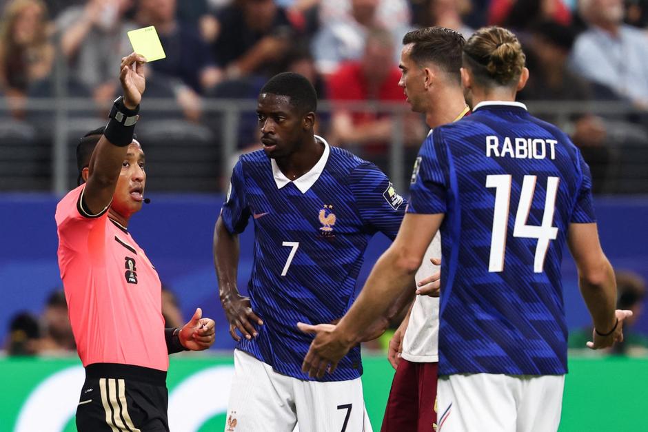 Iván Barton le muestra la tarjeta amarilla a Rabiot, durante la semifinal entre Francia y España. (Foto: AFP)