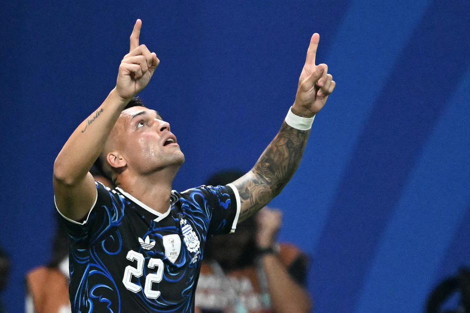 Lautaro Martínez celebrando el gol que clasificó a Argentina a una nueva final del Mundial. (Foto: AFP)