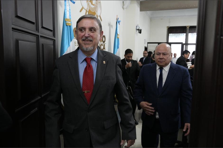 Miquel Cortés —izquierda— fue electo como el presidente de la postuladora para contralor general. (Foto: Wilder López / Soy502)