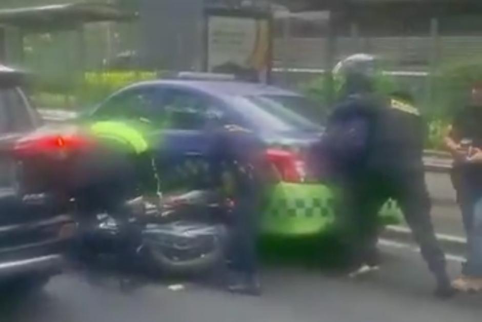 El hombre intentó darse a la fuga y fue retenido por agentes de la PNC. (Foto: Captura de pantalla)