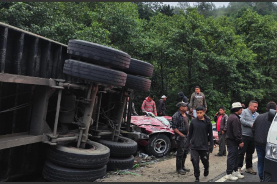 El transporte pesado quedó volcado sobre la ruta. (Foto: ASONBOMD)