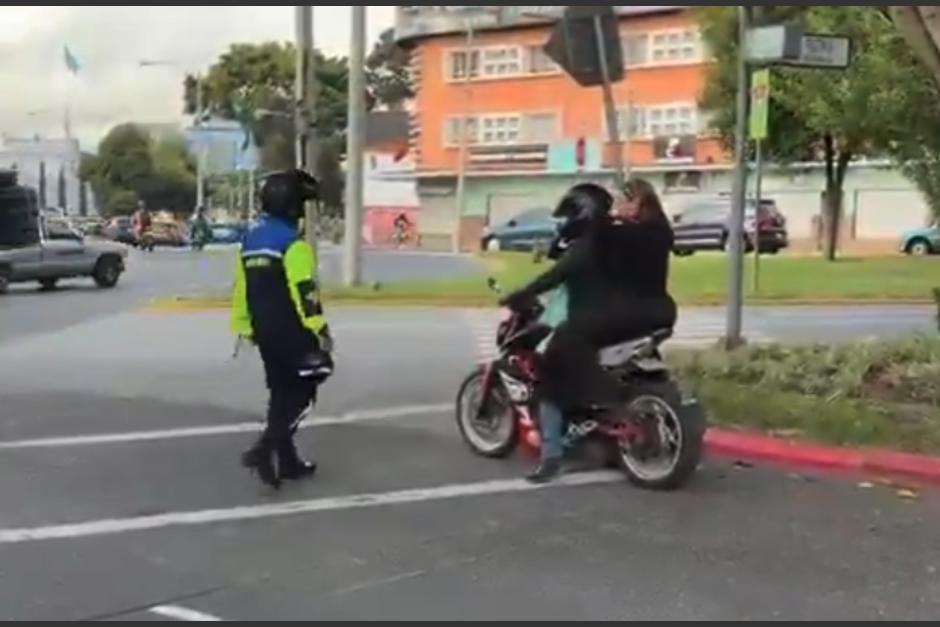 El motorista recibió una multa de Q200. (Foto: captura de video)