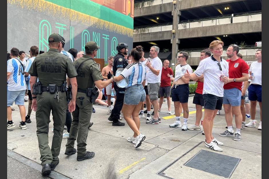 La policía tuvo que intervenir en varios momentos para evitar que la situación se complicara. (Foto: Rudy Martínez)