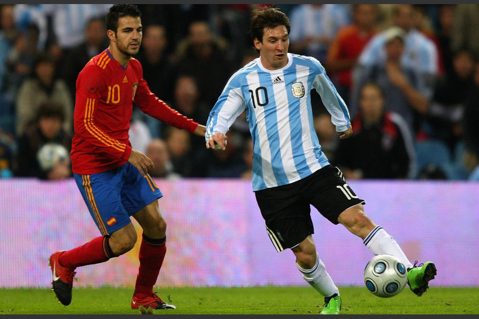 Lio Messi ya sabe qué es enfrentarse a España. Un partido especial para él, pues vivió ahí desde muy pequeño. (Foto: Getty Images)
