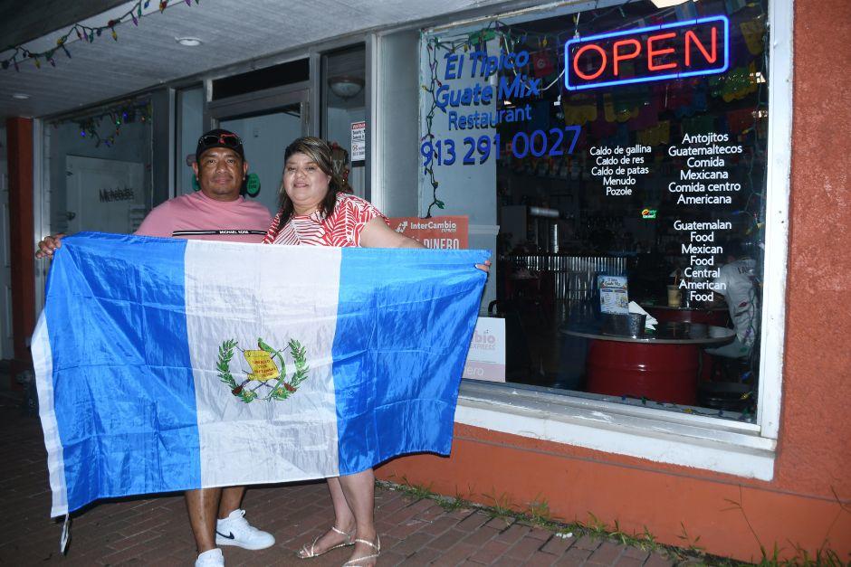 Carlos de León y Sandra de León esperan a todos los guatemaltecos de Kansas City y alrededores en El Típico Guate Mix. (Foto: Rudy Martínez)