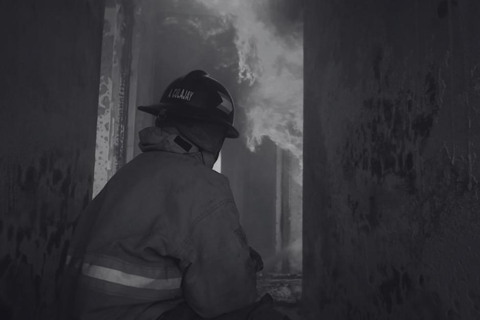 El incendio dejó daños materiales y a un ciudadano coreano fallecido. (Foto: Bomberos Voluntarios)