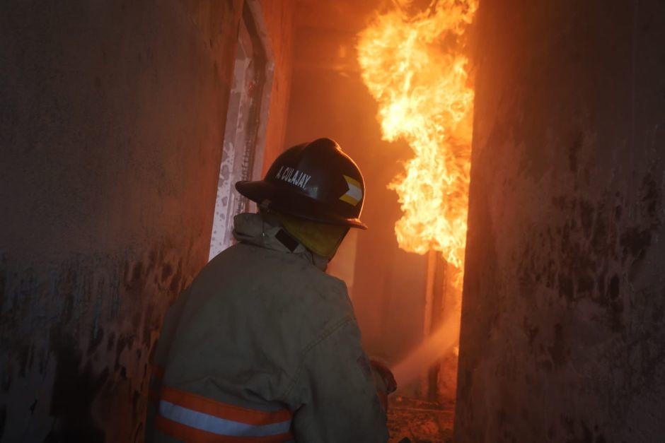 Un hombre gravemente herido y daños estructurales es el saldo de una explosión e incendio en Mixco. (Foto: CVB)