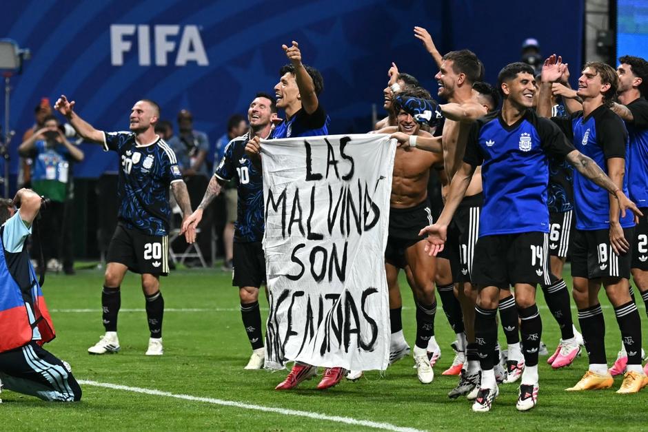 La pancarta de la polémica en las semifinales del Mundial 2026, con el mensaje: "Las Malvinas son Argentinas". (Foto: AFP)