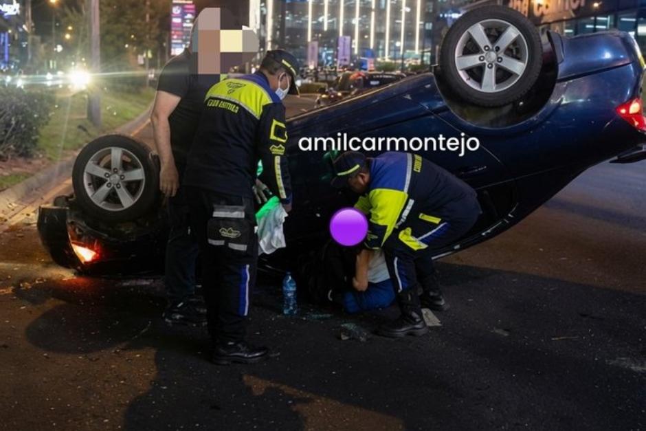 Agentes de la PMT auxiliaron a una conductora que había quedado atrapada dentro de su vehículo volcado. (Foto: Amilcar Montejo)