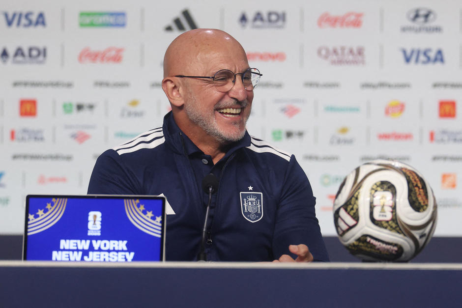 El estratega de la selección española en rueda de prensa en el estadio de Nueva York. (Foto: AFP)