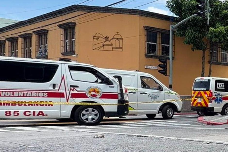 Un ataque armado se originó contra un conductor que circulaba en la zona 1. (Foto vía: Bomberos Voluntarios)