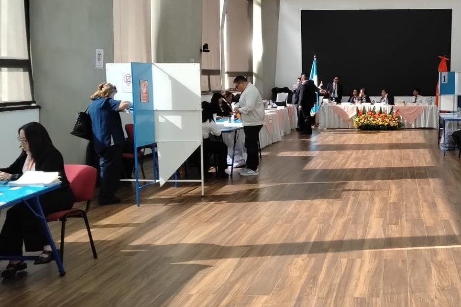 El Colegio de Economistas cerró las mesas de votación a las seis de la tarde. (Foto: Guatemala Visible/Soy502)