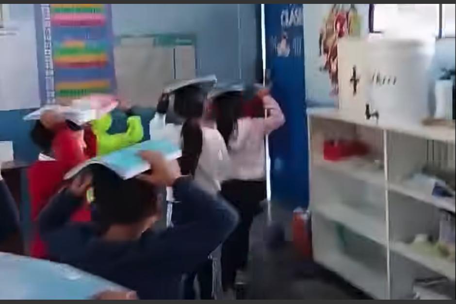 Los alumnos estaban en clases cuando fueron sorprendidos por el temblor. (Foto: captura de video)