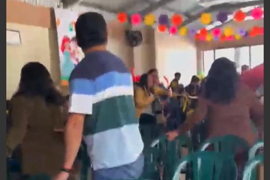 Los alumnos corriendo y gritaron al verse sorprendidos. (Foto: captura de video)