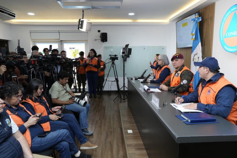 Cuando se realizaba la conferencia de prensa en la sede de CONRED, se registró un sismo. (Foto: Wilder López/Soy502)