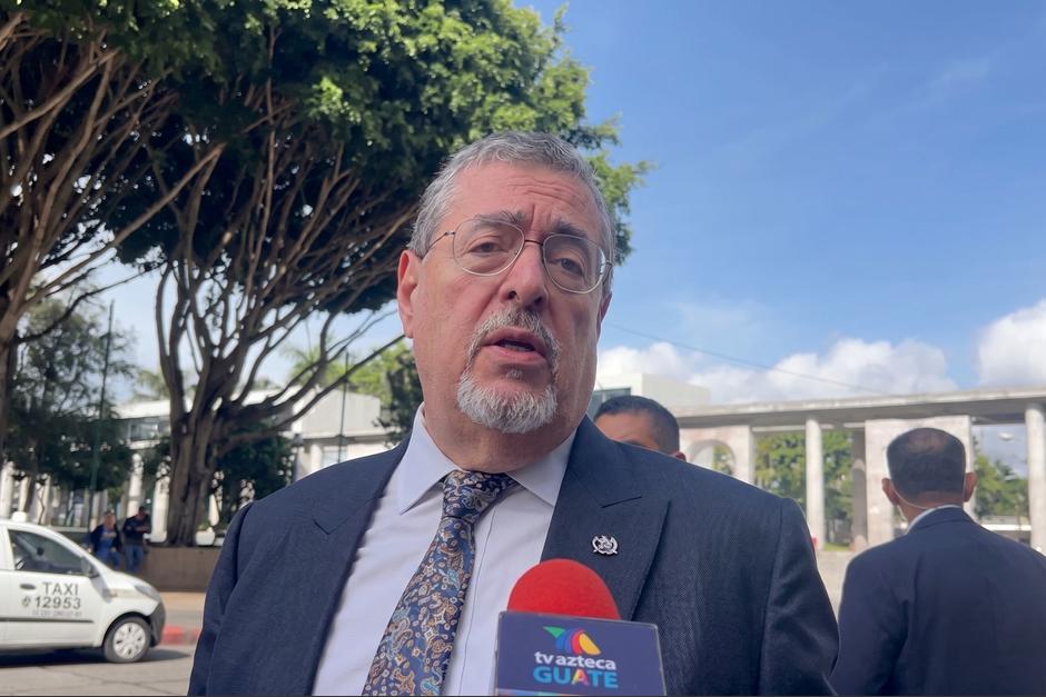 El presidente Bernardo Arévalo salió a la Plaza de la Constitución luego del fuerte sismo registrado la mañana de este viernes. (Foto: Captura de pantalla / Soy502)