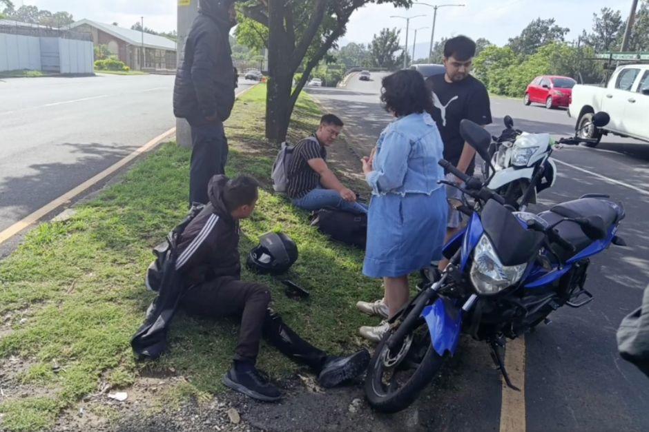 Dos motoristas colisionaron durante el temblor que los desestabilizó. (Foto: PMT de Villa Nueva)