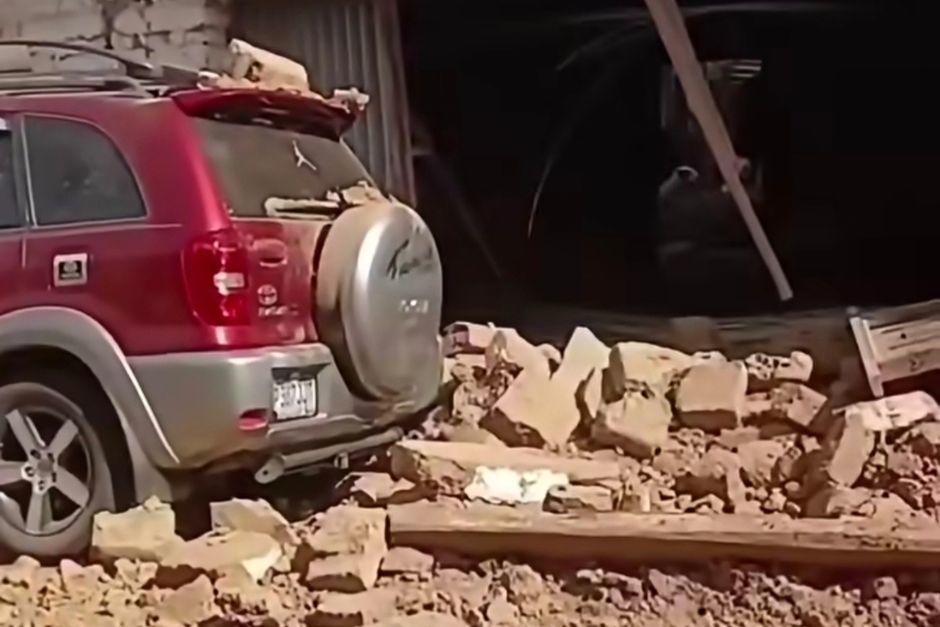 Paredes de viviendas colapsaron tras el fuerte sismo de este viernes. (Foto: Pedro Sicajau/Colaborador)