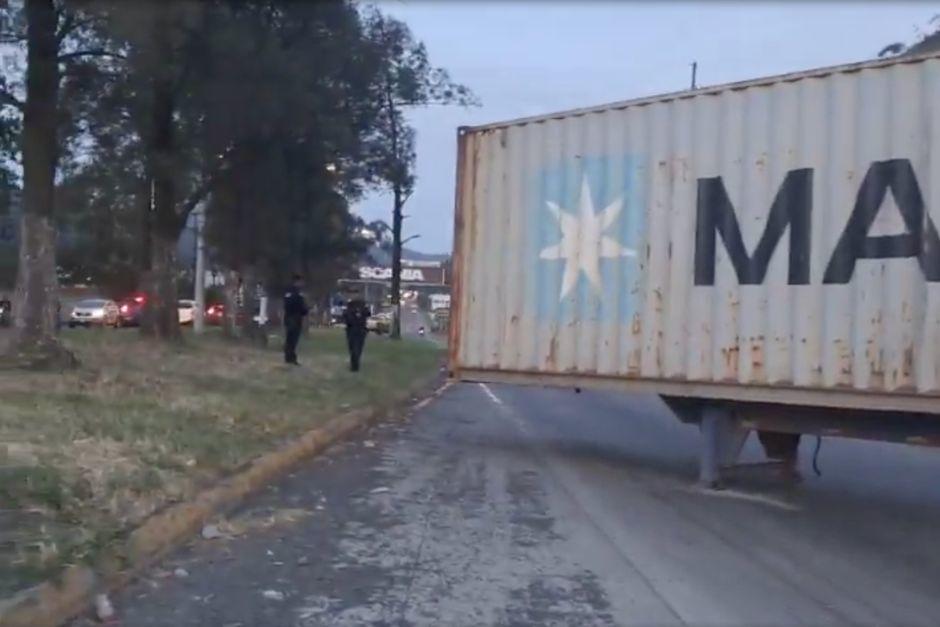Un contenedor se desprendió de un cabezal y ha obstaculizado la vía hacia el sur en ruta al Pacífico. (Foto: Captura de video de Provial)
