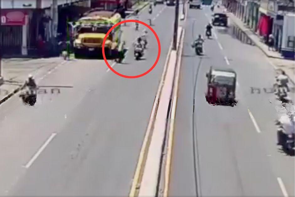 Un peatón causó un accidente al no voltear a ver hacia los costados antes de cruzarse la calle, en Tiquisate, Escuintla. (Foto: Captura de video)