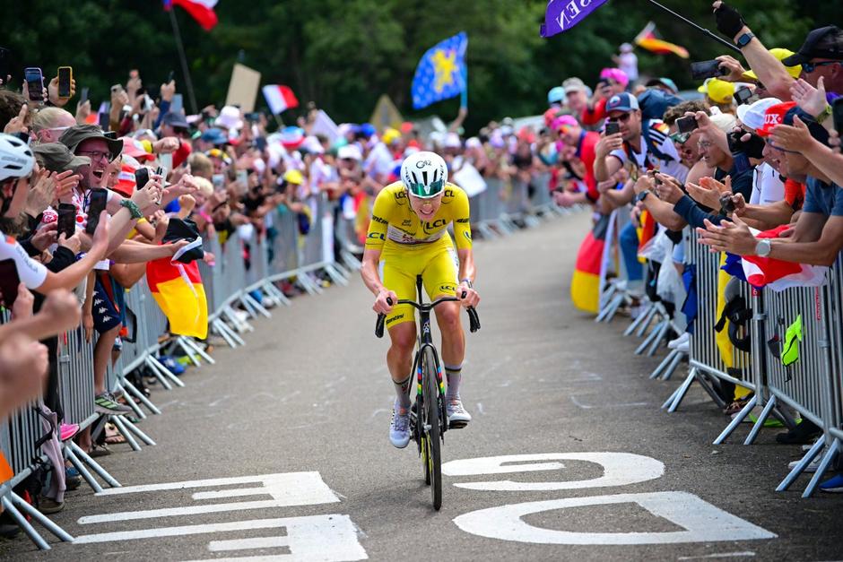 Pogacar cruzó primero la meta y se subió a lo más alto del podio. (Foto: AFP)