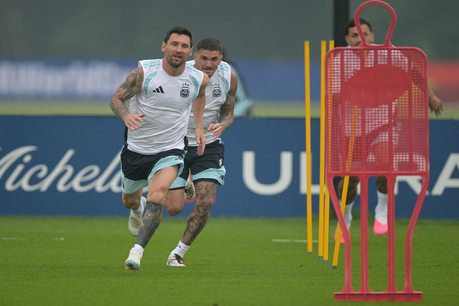 Con Lionel Messi a la cabeza, la selección argentina comenzó las labores de preparación. (Foto: AFP) 