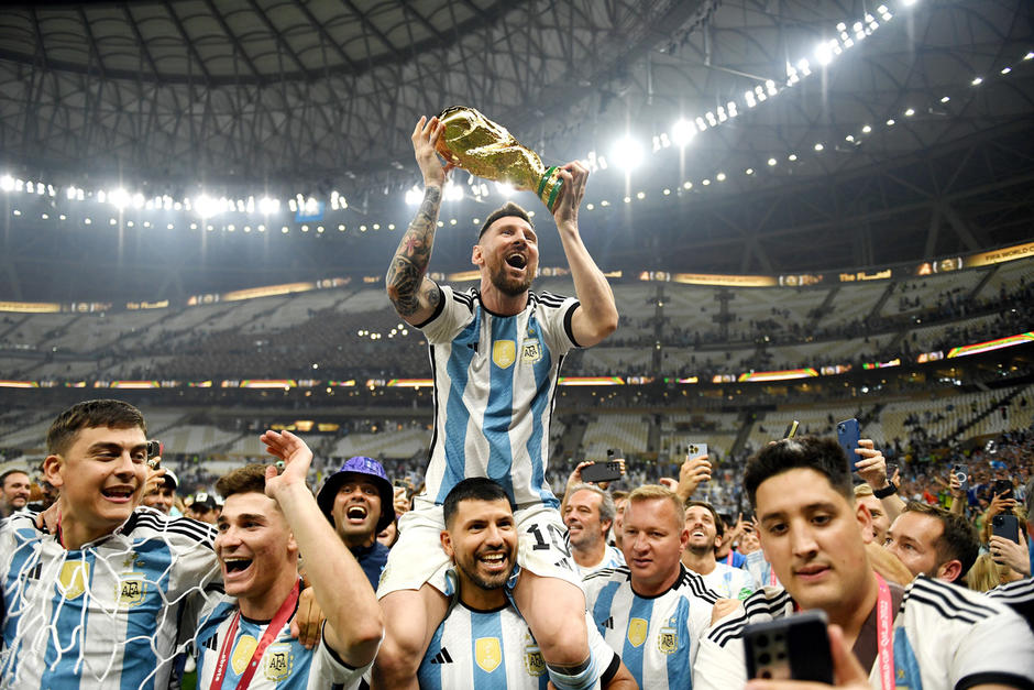 Messi guió al cuadro argentino a su tercer título Mundial en Catar 2022 y rompió una sequía albiceleste de 36 años en el máximo certamen. (Foto: Getty Images)