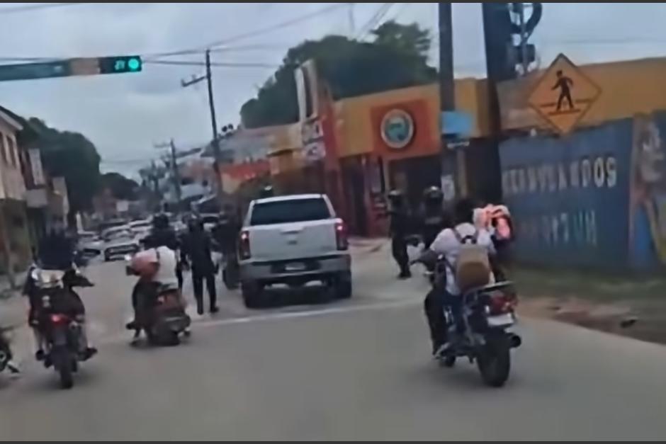 Agentes dispararon para evitar que un picop se diera la fuga en un operativo policial. (Foto: Captura de video)