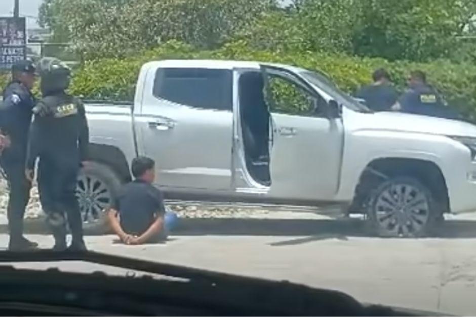 Dos jóvenes fueron detenidos luego de que pretendían huir de las autoridades. (Foto: Captura de video)